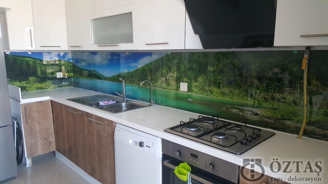 Modern mutfak tezgah arasý cam panel uygulamalarý
