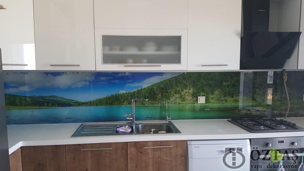 Modern mutfak tezgah arasý cam panel uygulamalarý