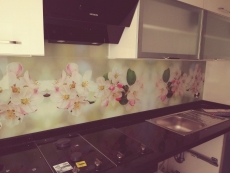 Tezgah arasý cam panel modellerinden çiçekli resim
