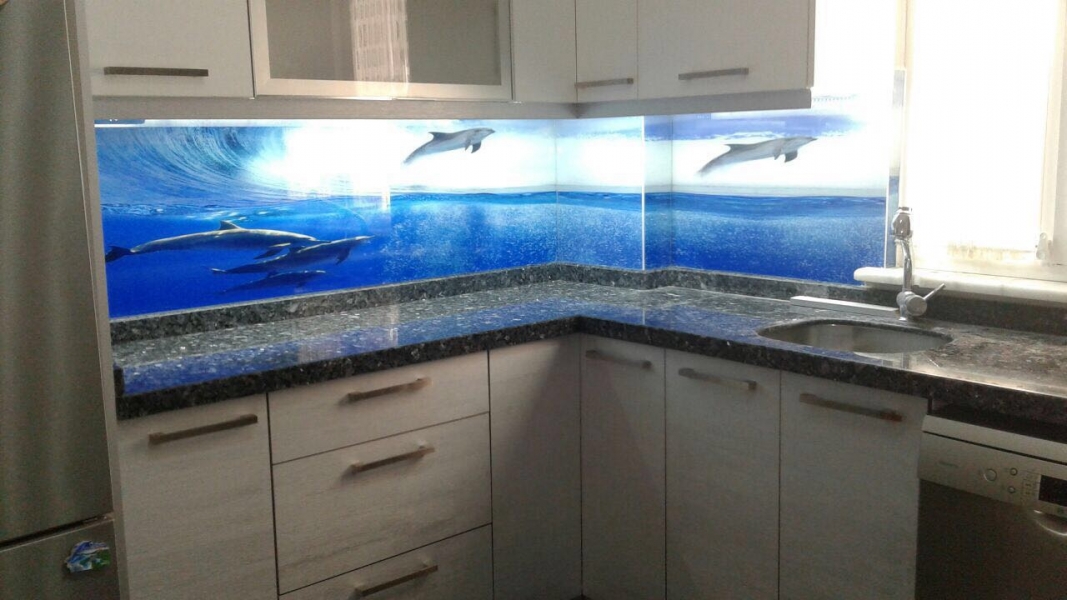 Okyanus motifli mutfak tezgah arasý cam panel
