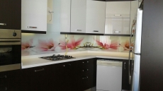 Beyaz çiçekli  mutfak  tezgah arasý cam kaplama Laleli