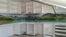 Beyaz mutfak tezgah arasý resimli cam kaplama